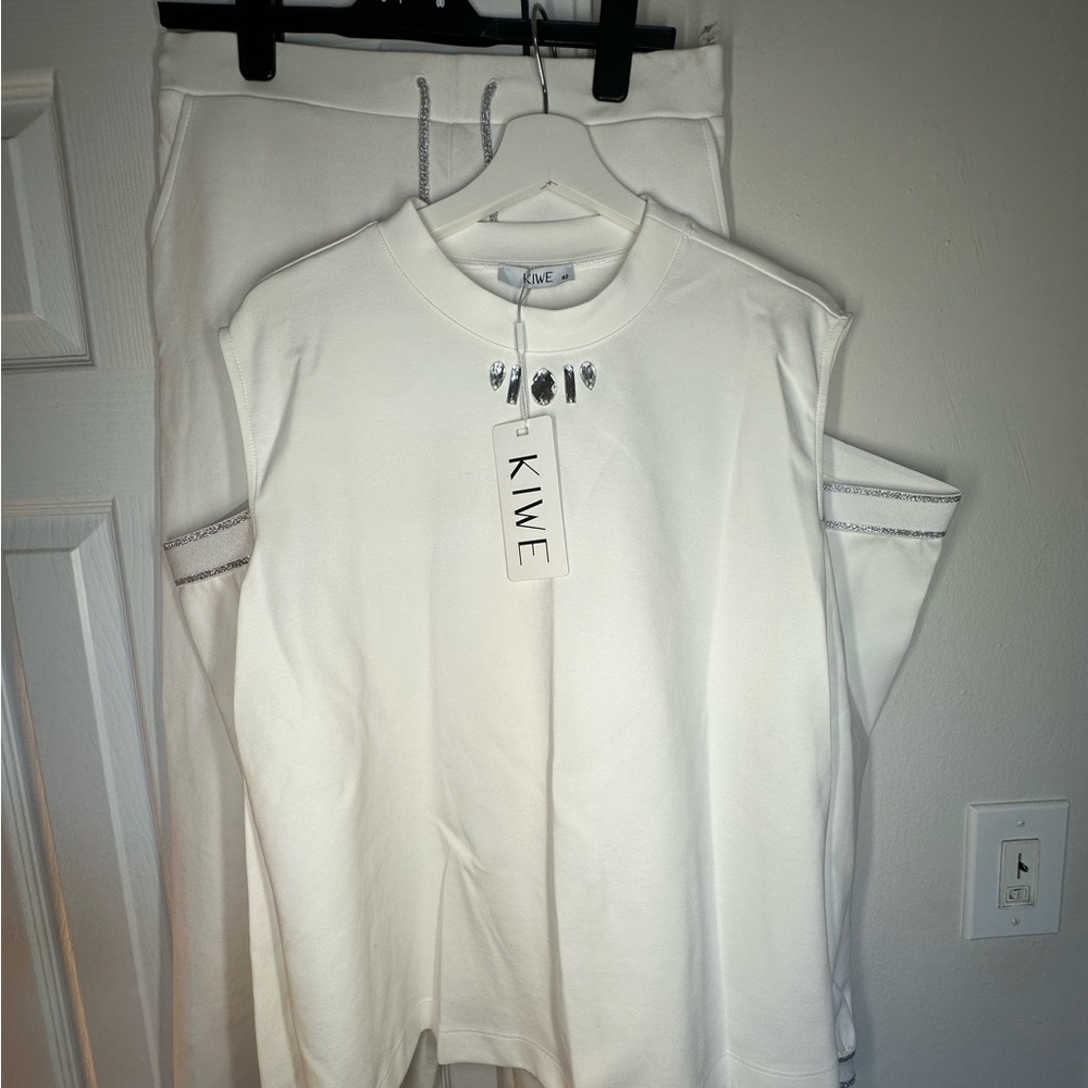Kiwe white set top + pants size 42( us 12 )